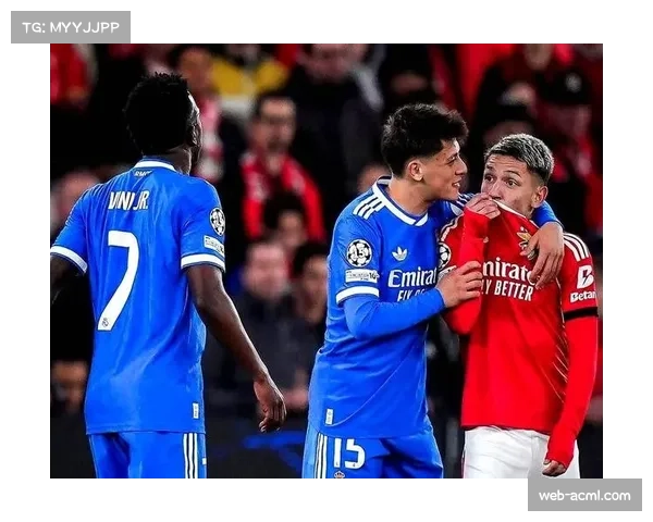 本菲卡球迷持香蕉在皇马奖杯室拍照,种族歧视行为引争议 本菲卡球迷持香蕉在皇马奖杯室拍照,种族歧视行为引争议